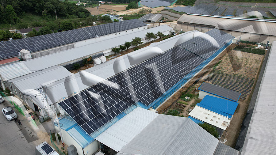 Montaggio solare fotovoltaico nel sistema del tetto