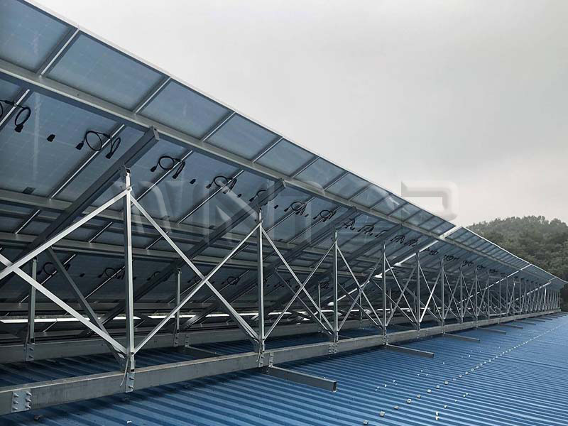 Sistema solare per montaggio su tetto in lamiera