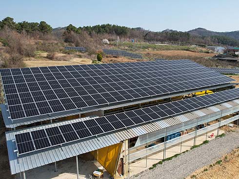 Staffe di montaggio per pannelli solari Korea Sangju per tetto in metallo 89,28kw
