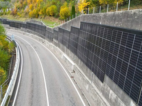 Consorzio svizzero installa un impianto fotovoltaico verticale da 325 kW su muri di sostegno
        