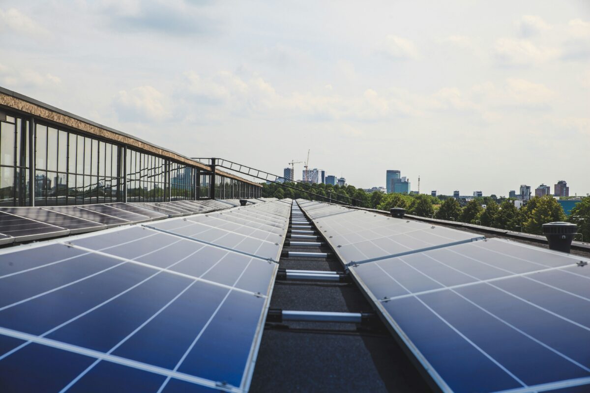 Gli analisti prevedono che gli Stati Uniti aggiungeranno più di 50 GW di capacità solare nel 2024
        