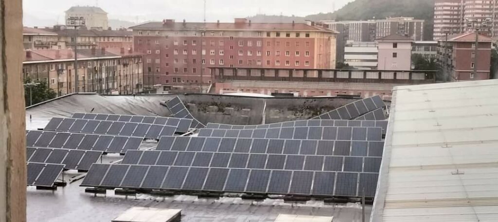 Crolla l’impianto fotovoltaico sul tetto dell’impianto sportivo spagnolo