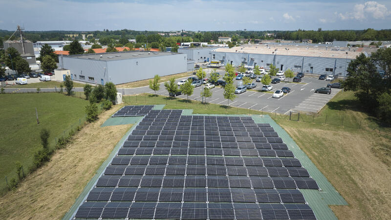 Uno sviluppatore francese installa una centrale solare mobile montata a terra