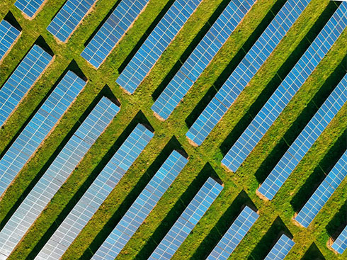 Negli Stati Uniti le installazioni e gli investimenti dei sistemi solari e di accumulo vedranno una crescita senza precedenti
        
